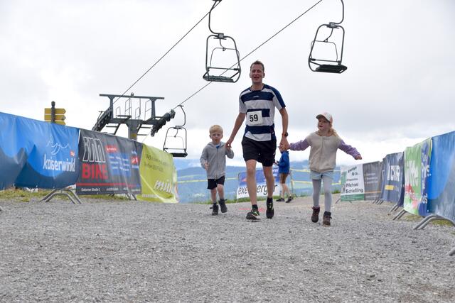 Sebastian Lang legte die letzten Meter gemeinsam mit seinen Kindern zurück. | Foto: Johanna Bamberger