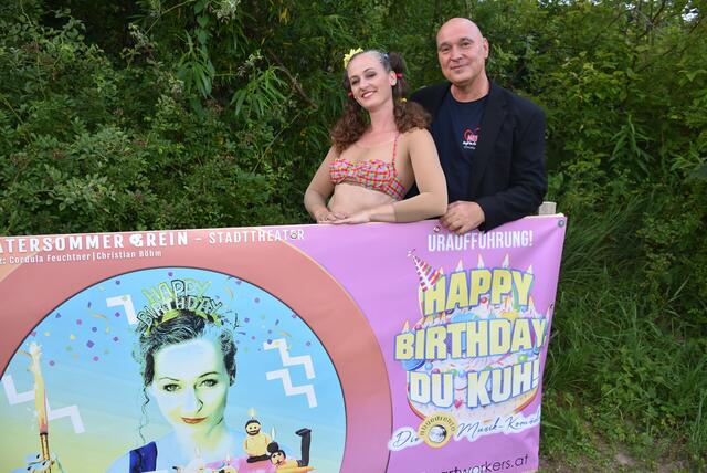 GREIN. Zum 5. Geburtstag des „Theatersommer Grein“ wird mit der Uraufführung „Happy Birthday, du Kuh“, gefeiert. Premiere ist Freitag, 9. August. | Foto: zin.