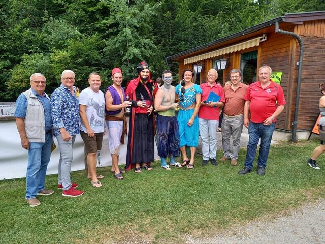 Das Team "Bierquila" sicherte sich den Sieg. Im Bild: Pottschacher ESV Obmann Franz Weghofer, GR Thomas Huber, Pottschacher ESV Kassier Johann Pfenninger,  Bürgermeister LA Christian Samwald,  Stadtvize Peter Spicker und StR Karl Pölzbauer (v.r.). | Foto: privat
