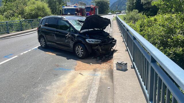 Am Sonntagmittag kam es auf der Reschenstraße in Prutz zu einem schweren Verkehrsunfall mit einem Wohnwagen. Der Wohnwagen hatte sich von der Anhängekupplung gelöst. | Foto: Zoom.Tirol