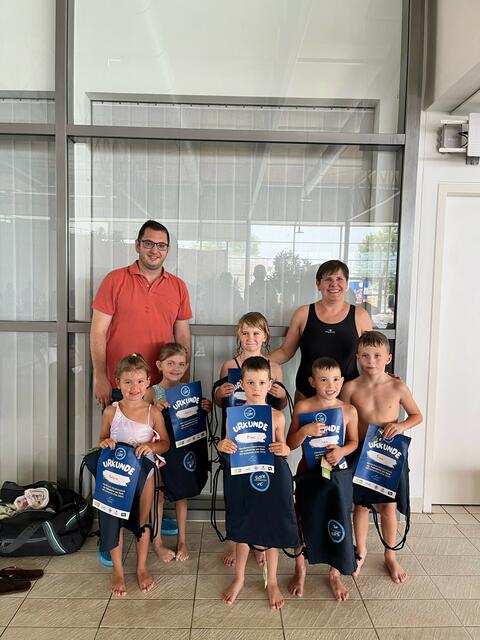 FPÖ-Gemeinderat Philipp Gerstenmayer mit Schwimmlehrerin und Schwimm-Kids. | Foto: Aqua Nova