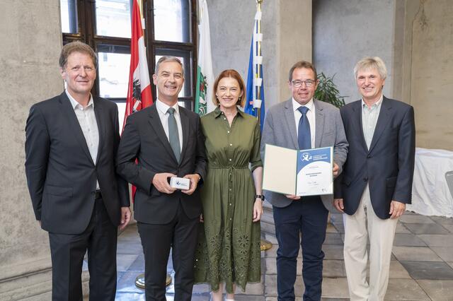 Bgm. LAbg. Wolfgang Dolesch (2.v.l.) und Wassermeister Kurt Popofsits (2.v.r.) im Kreis der Gratulanten. | Foto: Foto Fischer