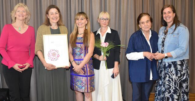 Die Rose der Anerkennung 2023 wurde an das Sanatorium Kettenbrücke verliehen. Im Bild: (v.l.) Dr. Sibylle Saßmann-Hörmann (Vorsitzende des Clubs der Tiroler Akademikerinnen), Mag. Annette Leja mit der Rosenurkunde (Geschäftsführerin der Privatklinik Kettenbrücke), PD DDr. Reinhild Strauss (Präsidentin des Verbandes der Akademikerinnen Österreichs), Petra Potocnik, MA (Pflegedirektorin), Univ. Prof. Dr. Maria Nicolini aus Kärnten (VAÖ-Rosenbeauftragte), Susanne Fink, MA (Leiterin der Personalabteilung) | Foto: Sanatorium Kettenbrücke 