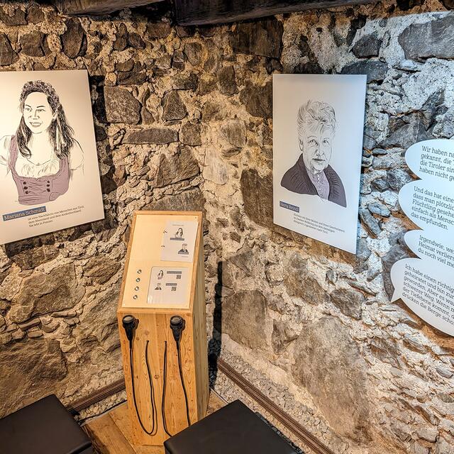 Bei den Hörstationen können die Geschichten der Zeitzeug:innen nachgehört werden. | Foto: Norbert und Ines Graus (blickfisch.at)