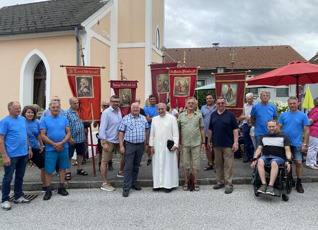 Mitglieder der Dorfgemeinschaft Haimschlag und Teilnehmer des Kapellengangs mit Ortsvorsteher Gerhard Schiefer, KMB-Obmann Leopold Kletzl, Pfarrer Ryszard Chycki und Diakon Leopold Weiß (v.l.) vor der Kapelle Haimschlag | Foto: Gemeinde Echsenbach