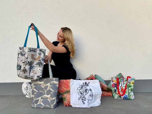 Schöpferin Vivien Daniel bei der Präsentation ihrer selbstgenähten Stofftaschen. | Foto: Vivien Daniel