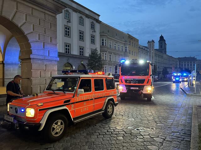 Zum zweiten Mal seit Freitag, ist im Traforaum der Kunstuni am Hauptplatz ein Feuer ausgebrochen. | Foto: Berufsfeuerwehr Linz