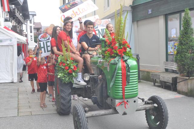 Bunter Umzug mit allen beteiligten Vereinen. | Foto: Kogler