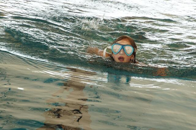 Während des Schwimmunterrichtes schnappt ein Schüler panisch nach Luft. | Foto: Helmut Eder (Symbolbild)