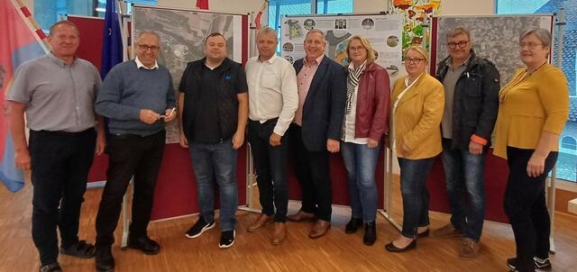 Vertreter von Stadtgemeinde Laakirchen und Planum beim vorbereitenden Workshop zum Mobilitätskonzept (v.l.: Bernhard Stiegler (Abteilungsleiter Bauabteilung), Kurt Fallast (GF Planum), StR Thomas Pöll, GR Harald Forstenpointner, Bgm. Fritz Feichtinger, Vizebgm. Maria Ohler, Vizebgm. Christine Gabler, MBA, GR Peter Staudinger, GR Silvia Katharina Westreicher.
 | Foto: Klamminger/Fallast