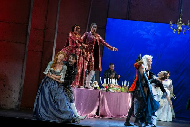 Der Bettelstudent: Corina Koller, Christoph Gerhardus, Loes Cools, Christoph Gerhardus mit dem Tanzensemble und dem Chor des Lehár Festivals. | Foto: www.fotohofer.at
