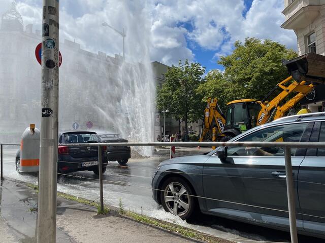 Wiener Wasser teilten mit, dass die Trinkwasserversorgung nicht beeinträchtigt wurde und die Arbeiten an der Behebung der Störung bis zum Abend dauern könnten. | Foto: Martin Ladstätter