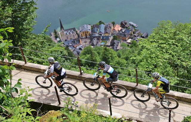 Hoch über Hallstatt ging es dem berüchtigten Salzberg entgegen. | Foto: Hörmandinger