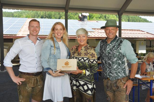 Siegfried Kampl, Isabella Theuermann, Theresia Hrstic von der Kärntner Kinderkrebshilfe und Dietmar "Didi" Wurzer