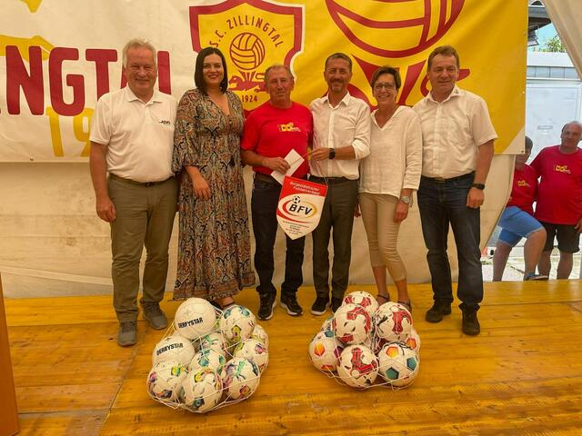 Ehrengäste aus Politik und Sport gratulierten zum 100er.  | Foto: Büro Eisenkopf