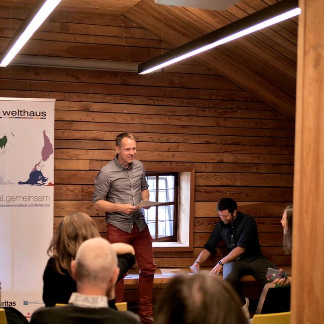 Dr. Eric Burton beim Eröffnungsvortrag. | Foto: Norbert und Ines Graus (blickfisch.at)