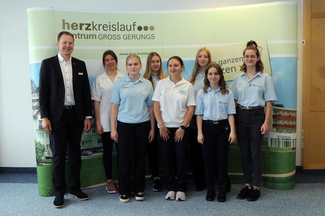 Thomas Luftensteiner, Teamleiter Mitarbeitermanagement, Lena Hahn, Klara Kaufmann, Amelie Stiedl, Anna Zikešová, Sandra Pöll, Anja Wansch und Alexa Barth (v.l.) | Foto: HKZ