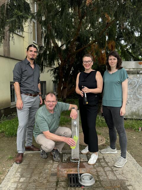 Von links: Stadtklimatologe Johannes Horak, Jürgen Bonath (Fachhochschule OÖ), Klimastadträtin Eva Schobesberger und Christina Pree (Fachhochschule OÖ) beim neuen Trinkbrunnen bei der Otto-Glöckel-Schule. | Foto: privat