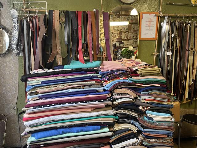 Auch viele Stoffe werden in dem Laden verkauft.  | Foto: Fabian Franz/MeinBezirk