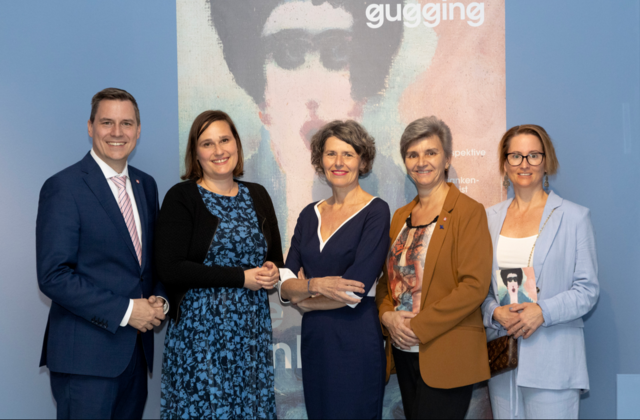 Bei der Eröffnung: Bürgermeister und NÖ Landtagsabgeordneter Christoph Kaufmann in Vertretung von Landeshauptfrau Johanna Mikl-Leitner, NIna Ansperger, künstlerische und wisseneschaftliche Leiterin museum gugging, Kuratorin Ingrid von Beyme, Ortsvorsteherin Gabriele Pöll, Kulturstadträtin Katharina Danninger. | Foto: NÖ Museum Betriebs GmbH/Theo Kust