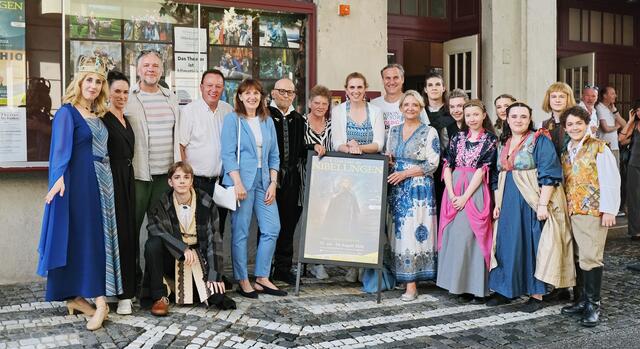 Zahlreiche Darstellerinnen und Darsteller nehmen die Ehrengäste bei der Premiere in die Mitte: Norbert Holoubek, Hannes Weninger, Silvia Drechsler, Norberto Bertassi, Claudia Schwarz, Marlene Zeidler-Beck, Gert Zaunbauer und Roswitha Zieger. | Foto: Claudia Reisinger