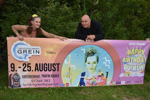 GREIN. Zum 5. Geburtstag des „Theatersommer Grein“ wird mit der Uraufführung „Happy Birthday, du Kuh“, gefeiert. Premiere ist Freitag, 9. August. | Foto: zin.