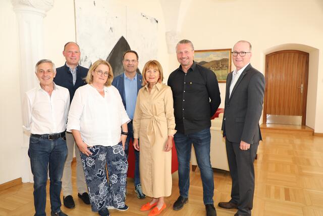 v.li.n.re.: Sekretär Wolfgang Siller (Lions Club Krems), Präsident Manfred Vogl (Rotary Club Krems-Wachau), Präsidentin Karin Mewald (Lions), der ehemalige Präsident Martin Nuhr (Rotary), Sekretärin Erika Hinterhölzl (Soroptimist Club Krems Fidelitas), Bürgermeister Peter Molnar und Präsident Markus Grafeneder (Kiwanis Club Krems-Wachau). | Foto: Stadt Krems