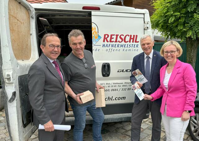 Von links: Nationalrat Peter Haubner, Hafnermeister Rupert Reischl, LAbg. Josef Schöchl und Karin Huber. | Foto: Josef Schöchl