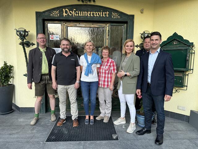 Zehn Jahre feiern Andrija Zuparic, Gerlinde Kaiser und Berta Fürstaller | Foto: Betriebsrat Kardinal Schwarzenberg Klinikum