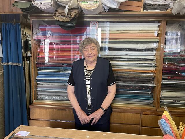 Bereits seit 60 Jahren betreibt Magdalena Michalek ihr kleines Geschäft in der Lichtensteinstraße. Und das mit viel Begeisterung. | Foto: Fabian Franz/MeinBezirk