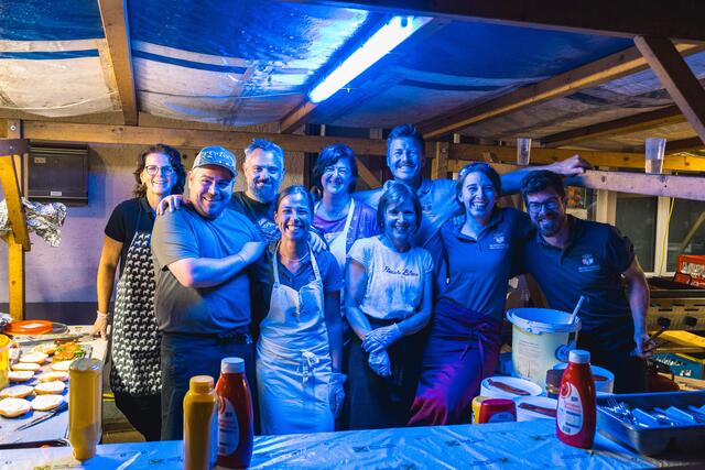 Das gut gelaunte Team der Musikkapelle Matrei um Obmann Bernhard Peer kümmerte sich um das leibliche Wohl der Gäste. | Foto: Pernsteiner