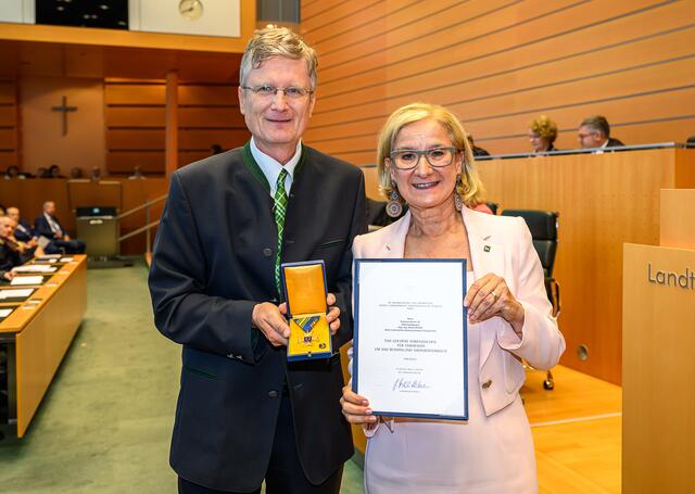 Goldenes Ehrenzeichen an Martin Weihs | Foto: NLK Burchhart