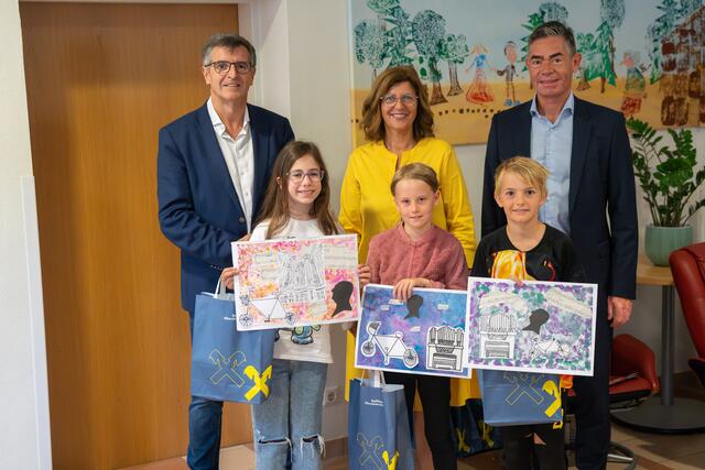 Die Kinder der Volksschule Bruck an der Aschach malten Zeichnungen zum Thema „Wagner radelt Bruckner“. | Foto: LMS