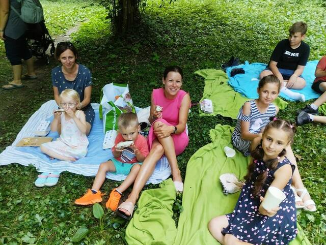 Entspannen im Schatten beim Pickinick nach der Lesung | Foto: Gemeinde Rechnitz