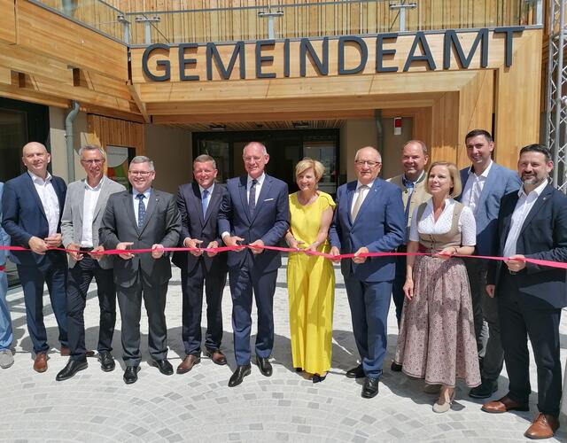 Architekt Dietmar Haberl, NR Bauernbundpräsident Georg Strasser, LR Schleritzko, Bgm. Zuser, BM Karner, Vbgm. Bruckner, ÖKR Karl Moser, Johann Vonwald, BH Daniela Oblesser, EU-Abg. Alexander Bernhuber, NR Friedrich Ofenauer.  | Foto: Dorf-&amp; Stadterneueurng