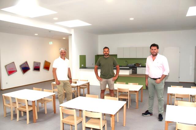 Modern und kindergerecht ausgestattet, so zeigt sich der Kindergarten kurz vor der Eröffnung. Bgm. Joachim Joachim Radics (Li.) und Bgm. Bernhard Herics (Re.) bei der Besichtigung mit Marco Müllner (Mi.), jenem Bauleiter, der das Projekt von Anbeginn an begleitet und koordiniert hat.