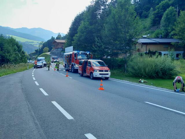 Augenzeugen des Unfalles alarmierten sofort die Einsatzkräfte und leisteten dem verletzten Motorradfahrer Erste-Hilfe. | Foto: Freiwillige Feuerwehr Maria Alm