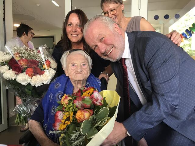 Auch der stellvertretende Favoritner Bezirksvorsteher Gerhard Blöschl (SPÖ) und die Direktorin des Hauses Laaerberg, Sabine Schratt (links hinten) gratulierten. | Foto: Häuser zum Leben