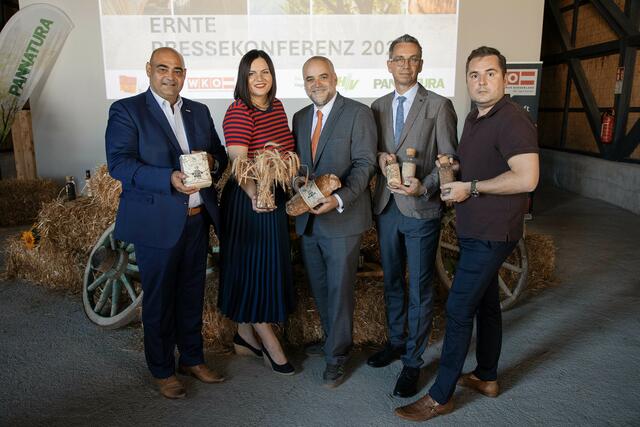 (v.l.) Obmann Hannes Mosonyi (Landesgremium Agrarhandel), Landeshauptmann-Stellvertreterin Astrid Eisenkopf, Matthias Grün, Vorsitzender d. Vorstandes Esterhazy Betriebe AG u. Geschäftsführer PANNATURA, Kommunikationsleiter Mario Winkler (Österreichische Hagelversicherung) und Martin Pinczker von Bioprodukte Pinczker präsentierten die Erntebilanz 2024 bei Getreide und Ölsaaten. | Foto: Landesmedienservice