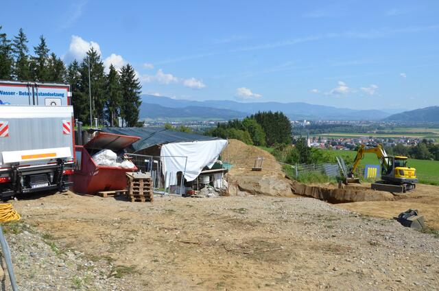 Die Hochbehälterbaustelle über den Dächern von Großlobming. | Foto: Oblak