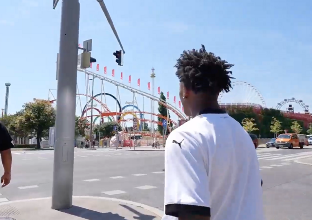 Im Prater gönnte sich der bekannte Streamer auch eine Achterbahnfahrt. | Foto: Screenshot IShowSpeed/YouTube