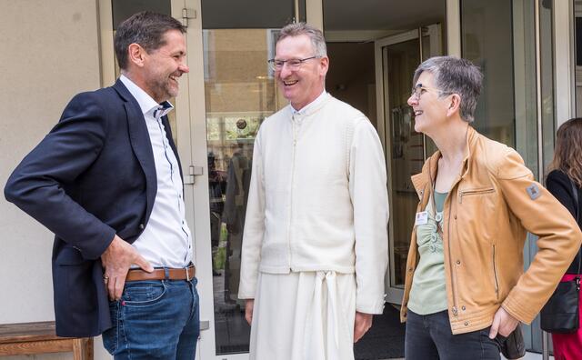 Bürgermeister Andreas Lindorfer, Abt Lukas Dikany und Caritas-Regionalkoordinatorin Mathilde Mader bei der Caritas-Jubiläumsfeier 2023 | Foto: Alfred Hofer