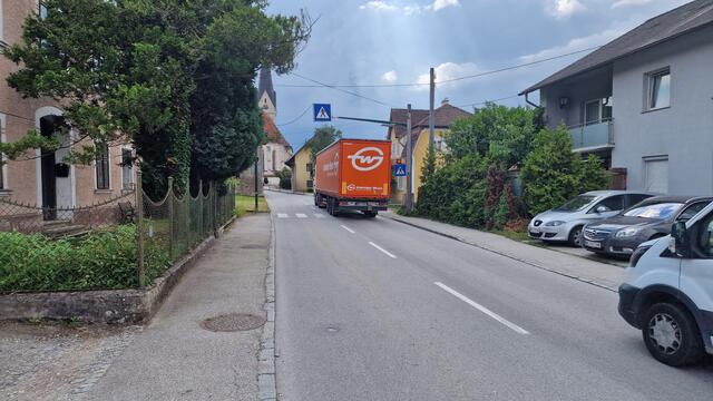 An den Engstellen im Ort können schwere Transporter die Straßen regelrecht verstopfen und zu einem Problem führen. | Foto: Höpoldseder