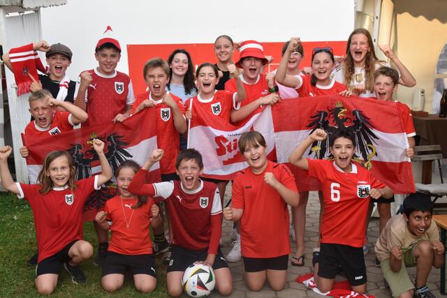 Österreich ist Gruppensieger: Nach dem 3:2-Erfolg über die Niederlande wurde auch beim Public Viewing in Hannersdorf kräftig gejubelt. | Foto: Michael Strini