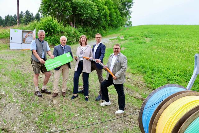 Breitband-Ausbau in Gasen (v.l.): Erwin Gruber (Bürgermeister Gemeinde Gasen), Christian Purrer (Vorstandssprecher Energie Steiermark), Barbara Eibinger-Miedl (Landesrätin für Wirtschaft, Tourismus, Regionen, Wissenschaft und Forschung), Hannes Kohlmeier (Geschäftsführer Energie Steiermark Breitband GmbH) und Martin Graf (Vorstandsdirektor Energie Steiermark) | Foto: Energie Steiermark