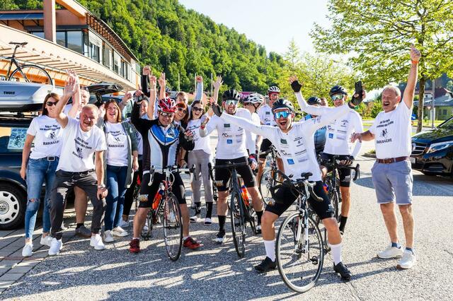 Gute Stimmung unterwegs! Viel Unterstützung und Verpflegung gab es auch während der Fahrt.  | Foto: photoworkers