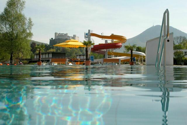 Neben dem vielfälltigen Badeangebot machen auch die großzügigen Grünflächen, Tischtennis, Minigolf, Billard und ein eigener Beachvolleyballplatz das „Lepi“ zu einer beliebten Freizeitanlage für viele Salzburgerinnen und Salzburger. | Foto: Johannes Killer
