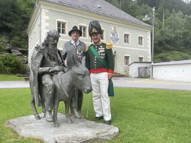 Bezirksschützenkommandant Albert Planitzer (re.) und Peter Moser von den Thomataler Stachelschützen bei der Pfeifenberger-Statue in Thomatal. | Foto: pjw