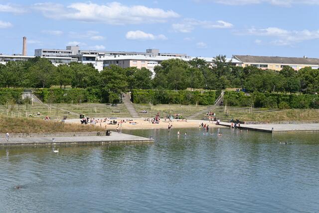 Neu errichteter Badeplatz mit Sandstrand und flachem Ufer