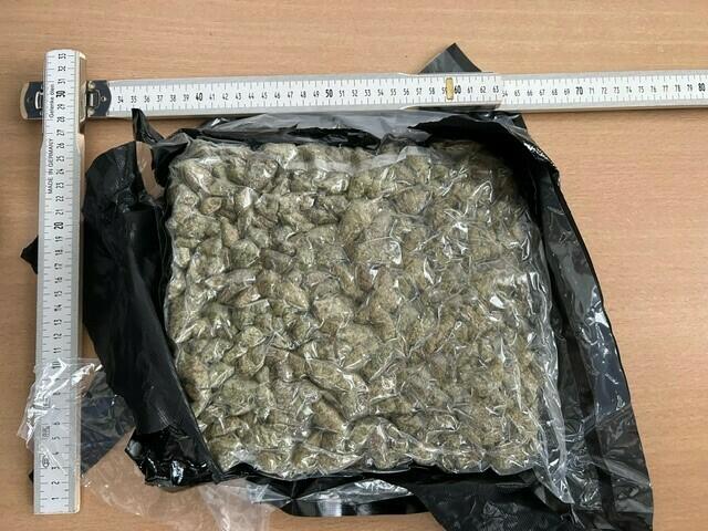 Die Beamten des Stadtpolizeikommando Schwechat fanden 37 Kilo Canabiskraut im Reisegepäck. | Foto: LPD NÖ